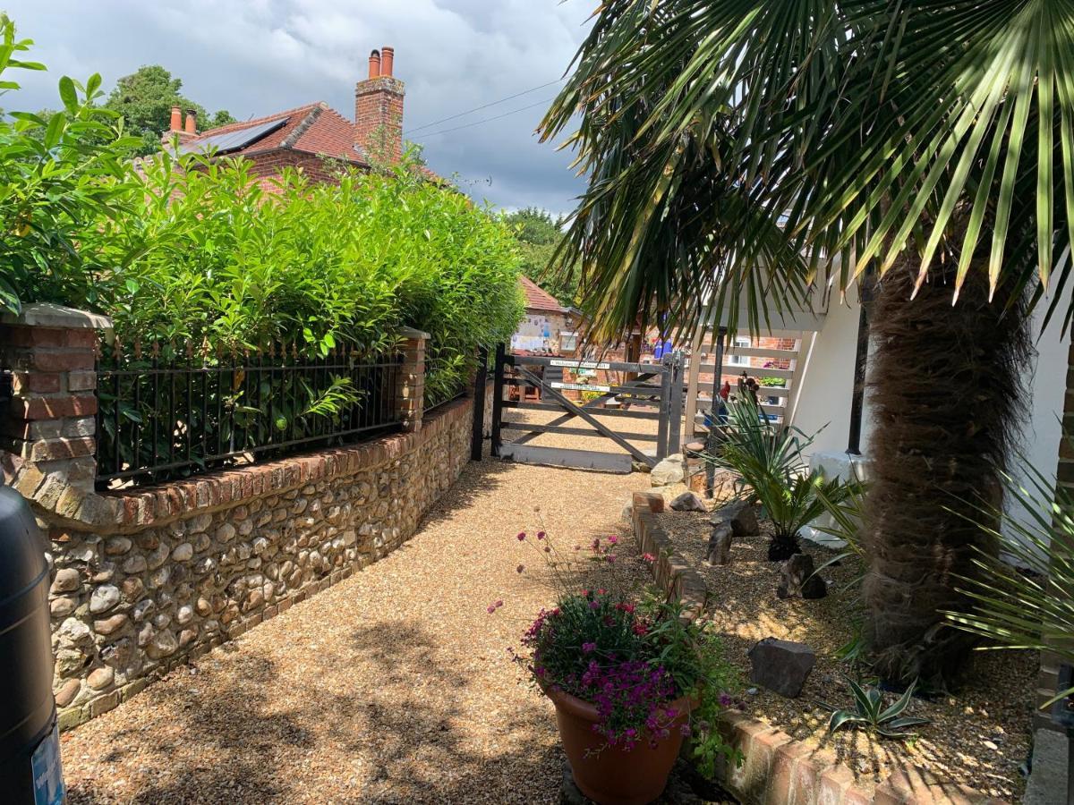 Hunston Mill Self Catering Dog Stay For Free Chichester Esterno foto