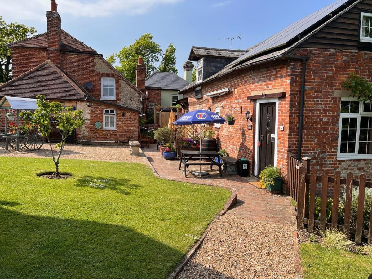 Hunston Mill Self Catering Dog Stay For Free Chichester Esterno foto